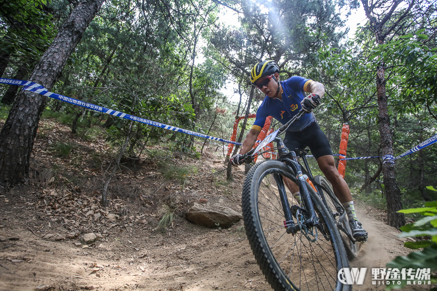 山地公开赛威海·环翠站D1：狼烟四起 封宽杰单飞三连胜
