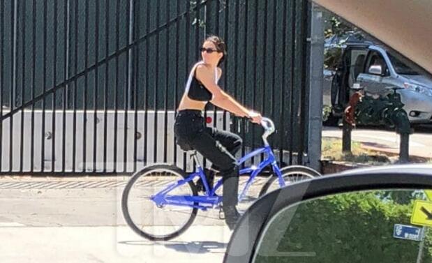 卡戴珊家族魔爪伸向西蒙斯 准最佳新秀与詹纳街头骑车