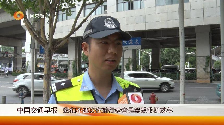 女性夏日骑车谨防长裙绞进车轮