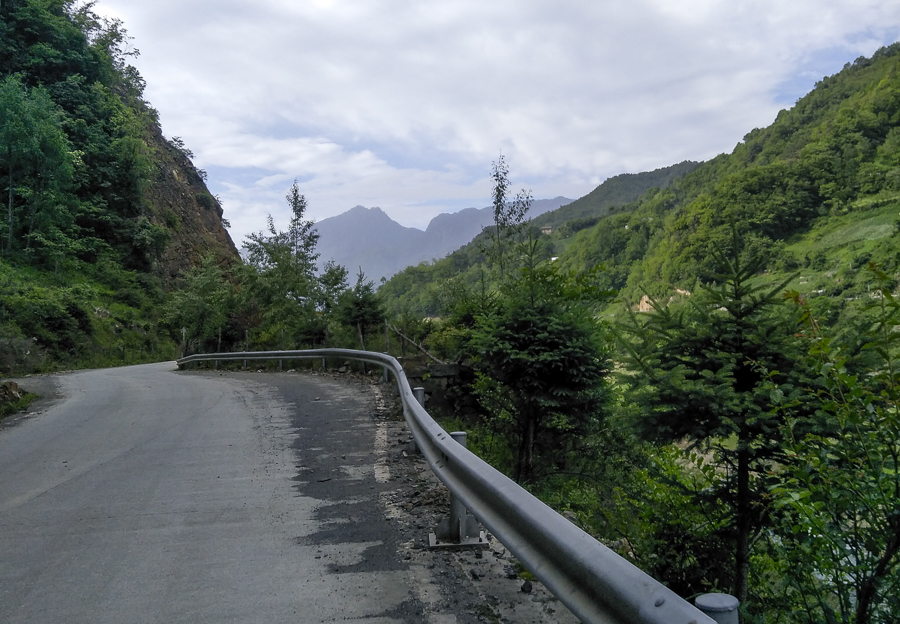 胖强寻山记｜重走红军路 流着鼻血飞夺泸定桥