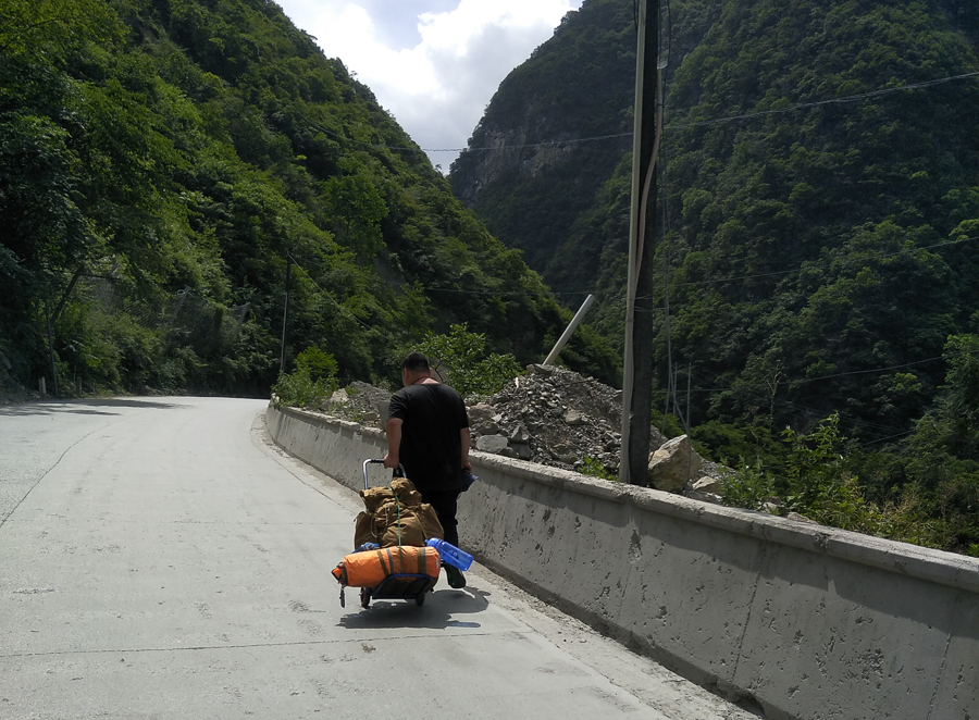 胖强寻山记｜重走红军路 流着鼻血飞夺泸定桥