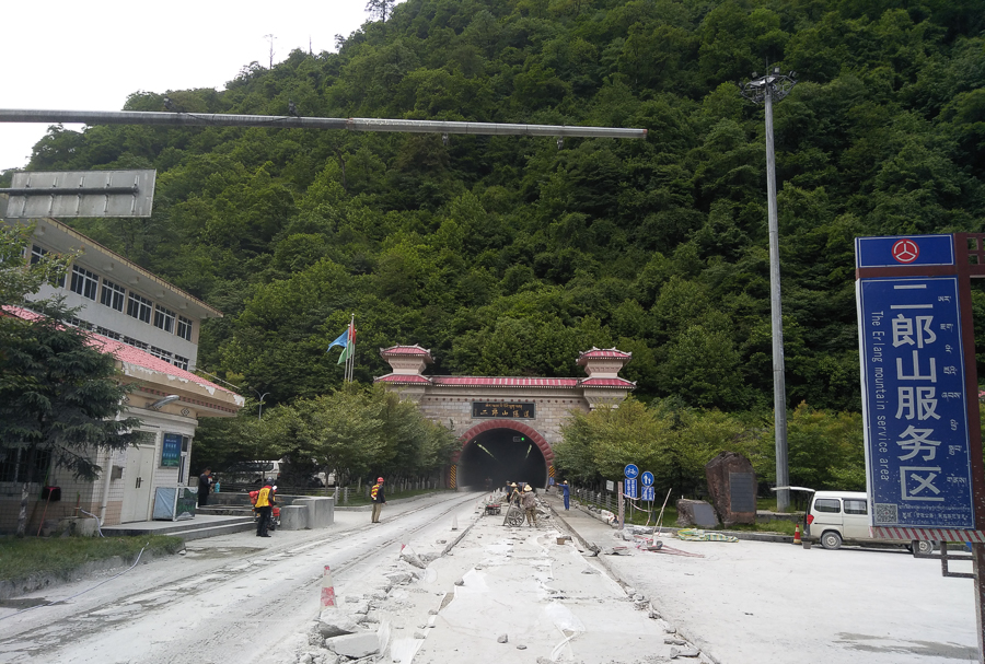 胖强寻山记｜重走红军路 流着鼻血飞夺泸定桥