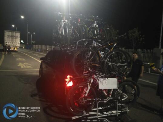 高速路上的“变形金刚” 商务车上绑了14辆自行车