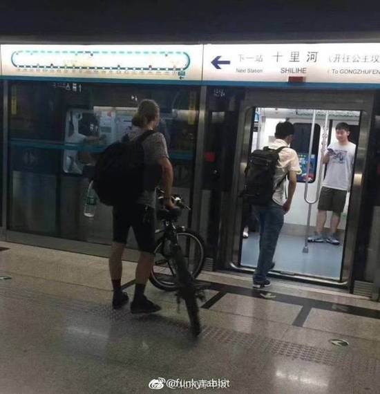 外国人能推自行车上地铁？北京地铁：乘客腿部受伤