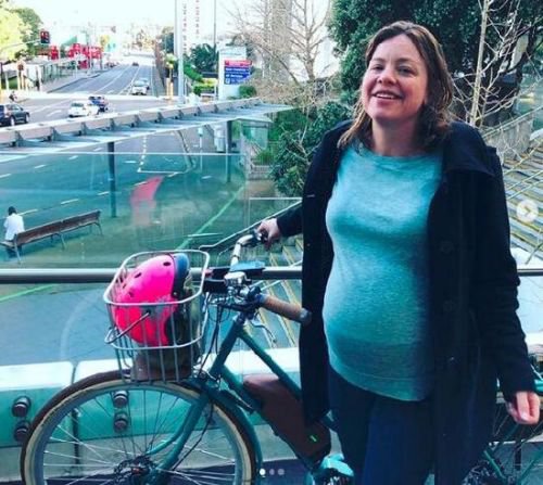 骑自行车赴医院待产 新西兰部长产下4.3公斤男婴
