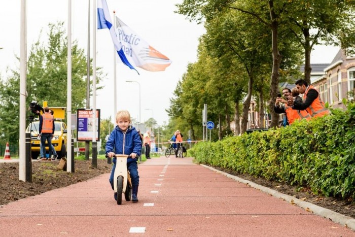 荷兰建成全球首条废旧塑料打造的自行车道