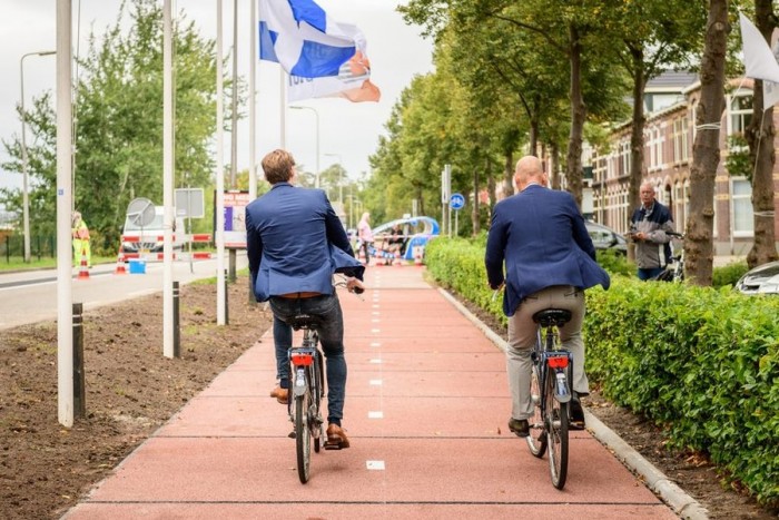 荷兰建成全球首条废旧塑料打造的自行车道