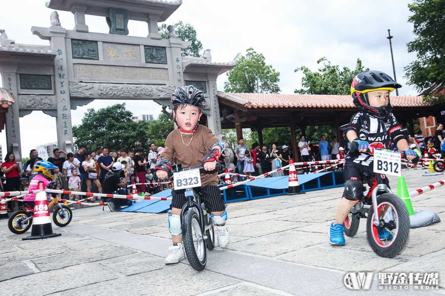 尽享亲子乐趣  阿古鲁-五店市儿童滑步车赛萌萌上演