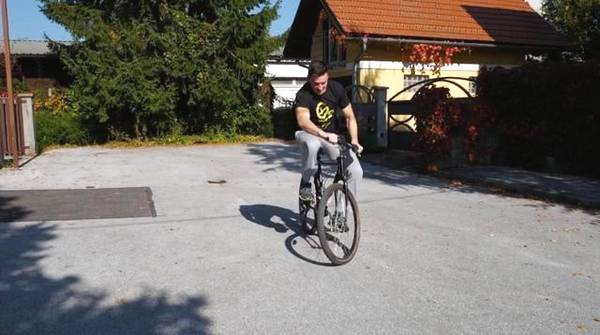 美国小伙发明奇葩自行车，骑行时左右颠倒