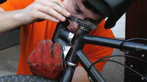 美国小伙发明奇葩自行车，骑行时左右颠倒