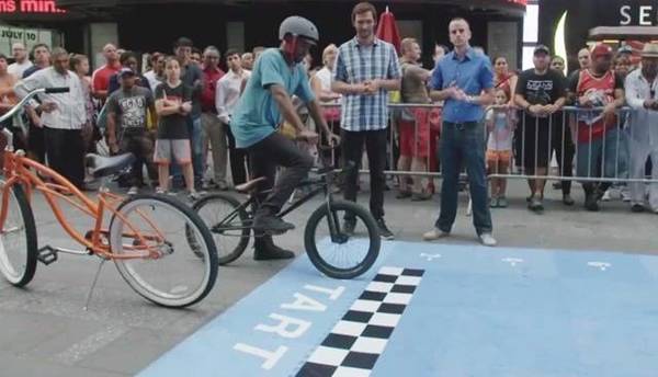 美国小伙发明奇葩自行车，骑行时左右颠倒