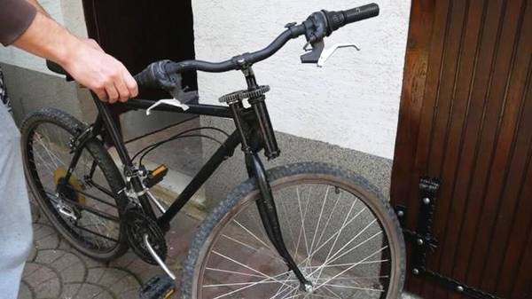 美国小伙发明奇葩自行车，骑行时左右颠倒