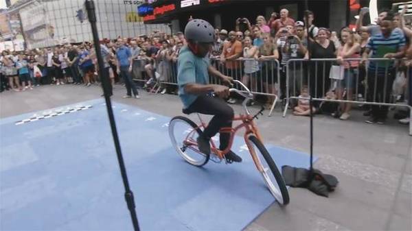美国小伙发明奇葩自行车，骑行时左右颠倒