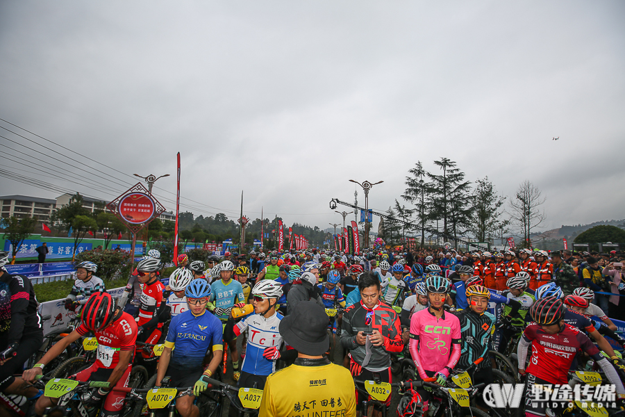 普安国际山地自行车邀请赛：雨天爬坡 郭鑫伟轻松打卡