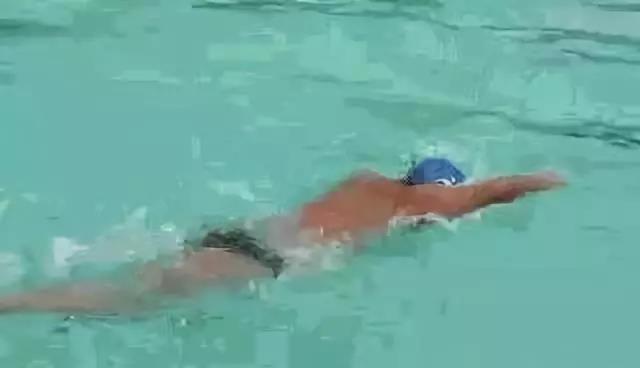 如何在水中进行高肘抱水动作