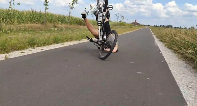 波兰一男子用自行车前轮开啤酒瓶 不慎连车带人摔倒