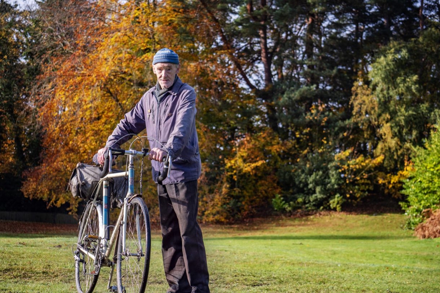 82岁英老汉累计骑行百万英里  一直单身称单车才是真爱