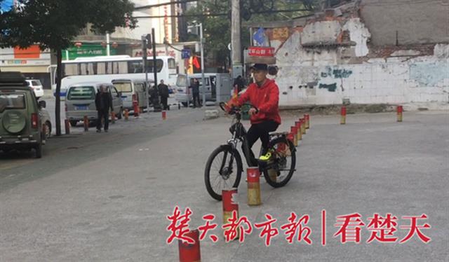 江夏有位铁头功奇人  每天头顶石磨骑行或登山