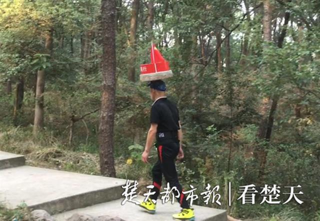 江夏有位铁头功奇人  每天头顶石磨骑行或登山