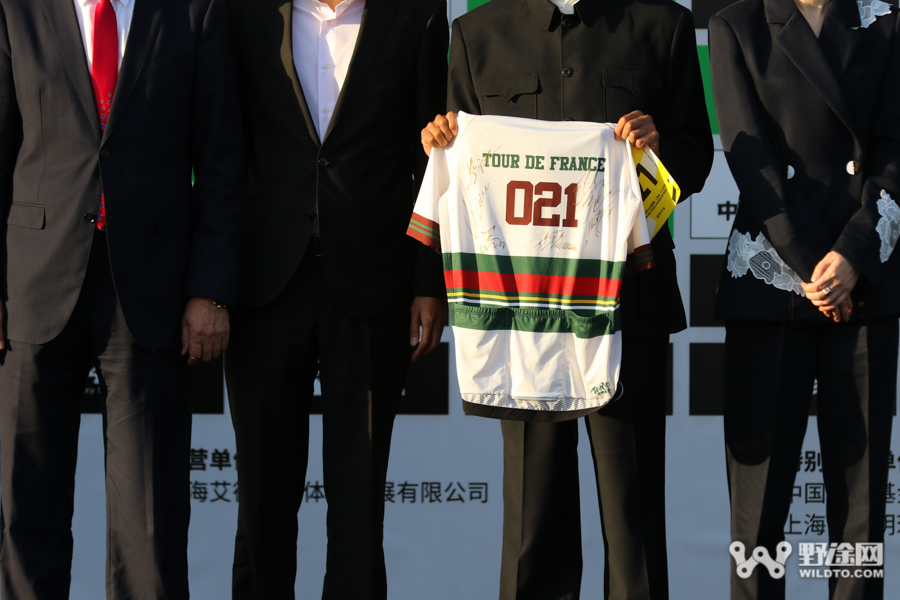 环法职业绕圈赛上海站发布会：当PRO们骑上“二八大杠”