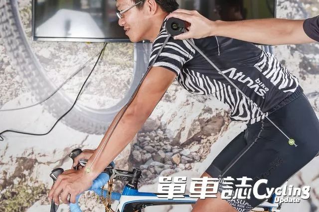 如何拉朋友，掉入公路的“坑”？