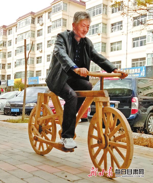 好拉风！平凉农民骑着自制纯实木自行车上街