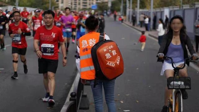 上海马拉松，美女跑友疑似替跑+骑车违规了