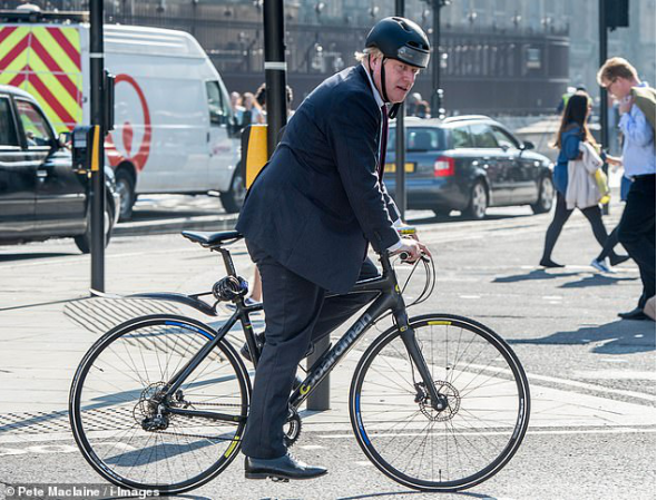 做过最淘气的事是什么？英国首相：在人行道上骑自行车