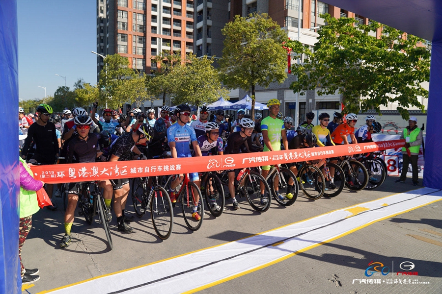 华阳湖边竞速  广汽传祺·环大湾区自行车赛骑进东莞麻涌
