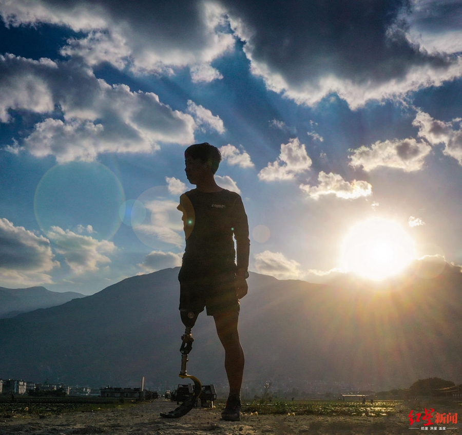 26岁单腿独臂小伙3年骑行8万公里  还参加铁人三项