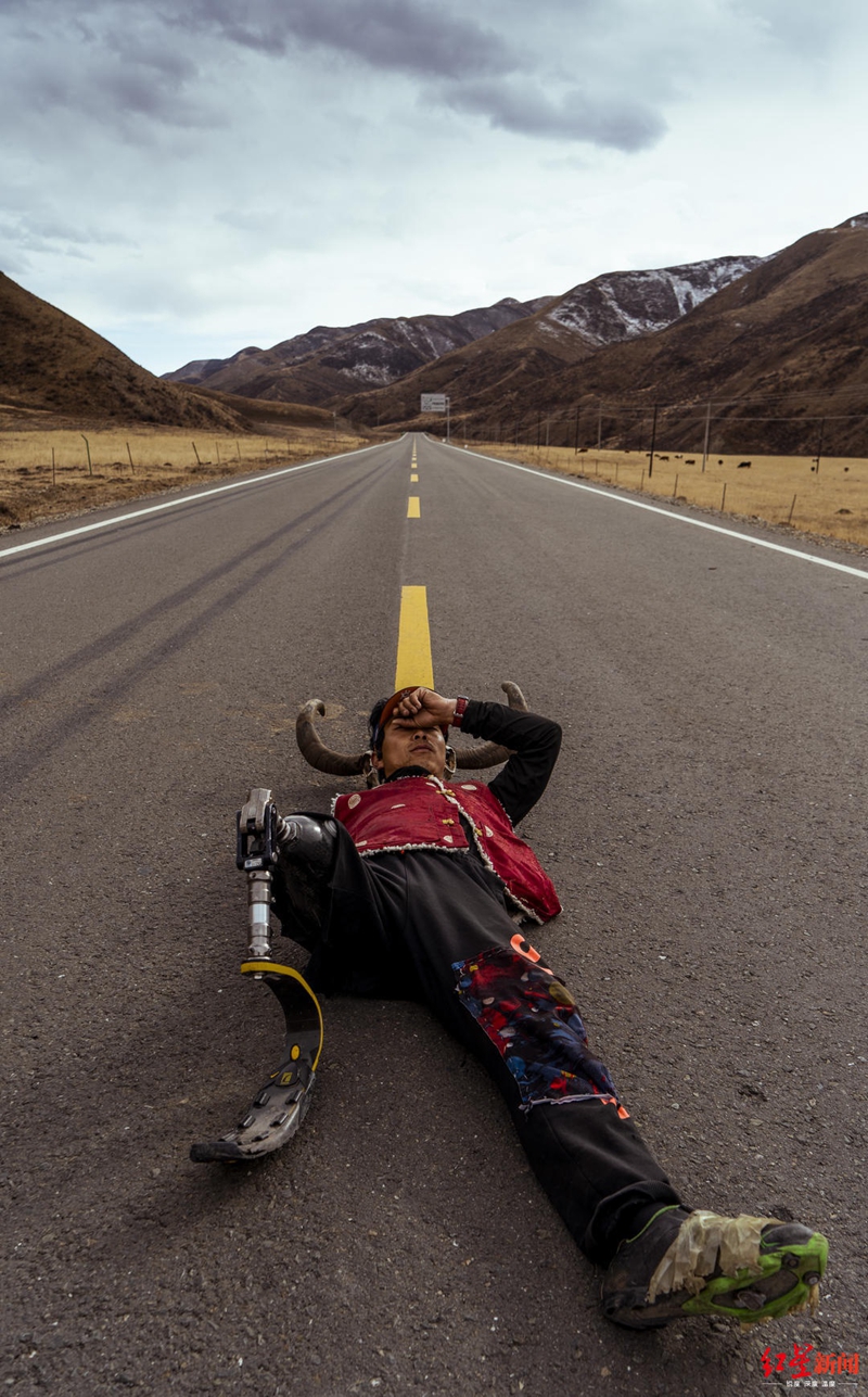 26岁单腿独臂小伙3年骑行8万公里  还参加铁人三项