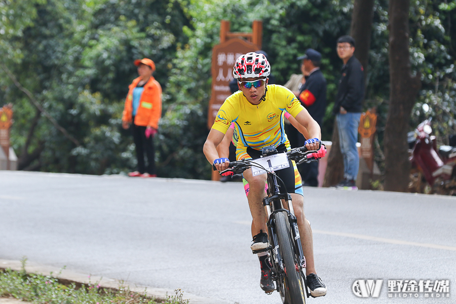 大理鸡足山第二届爬坡赛：坡神胡甜甜成功卫冕