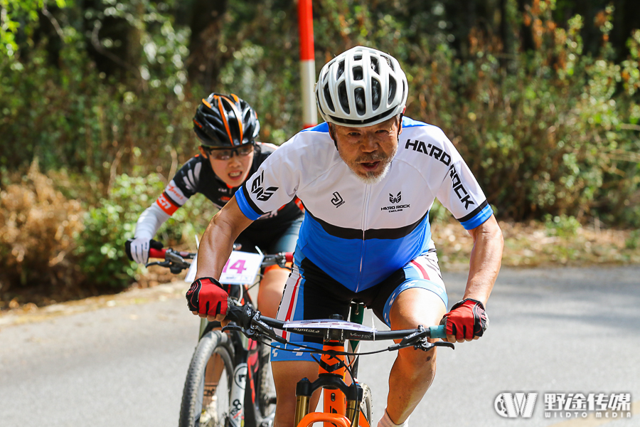 大理鸡足山第二届爬坡赛：坡神胡甜甜成功卫冕