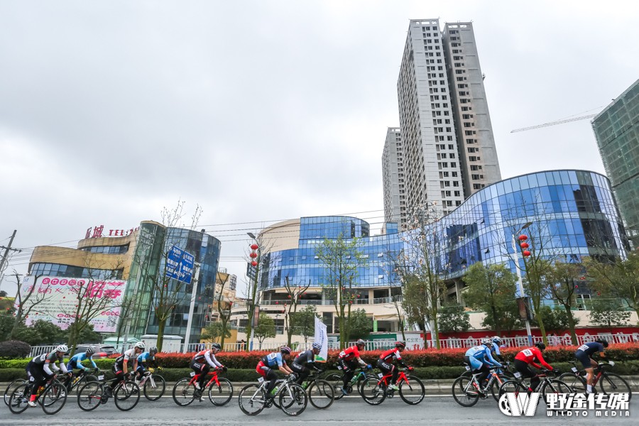 多彩贵州联赛福泉站 | D1 夏威冲刺制胜蒙古国车手