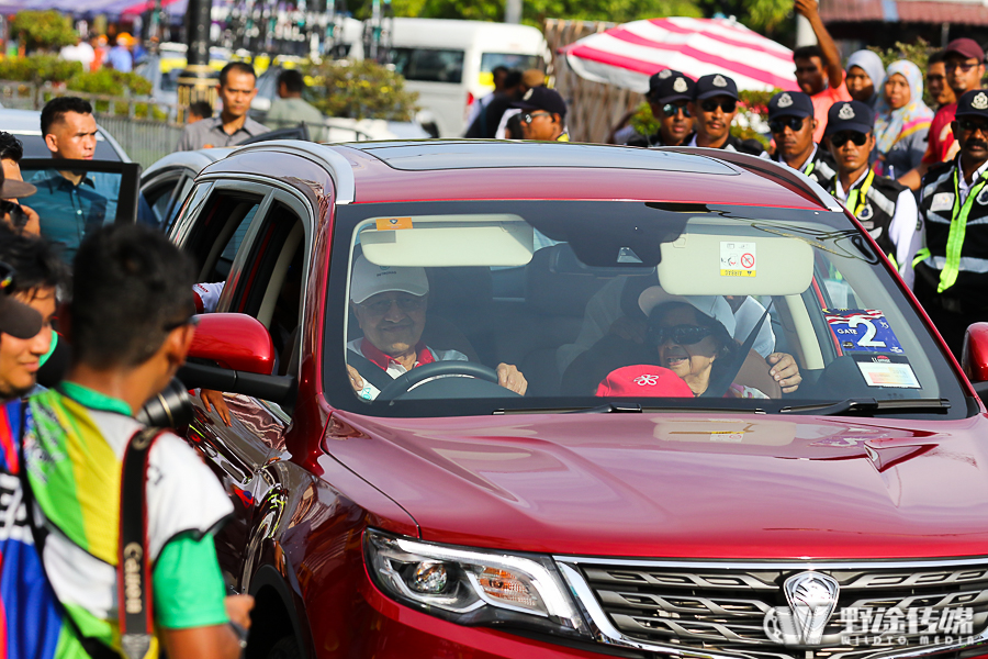 环兰卡威收官：马来西亚本土车队卫冕 首相亲临颁奖