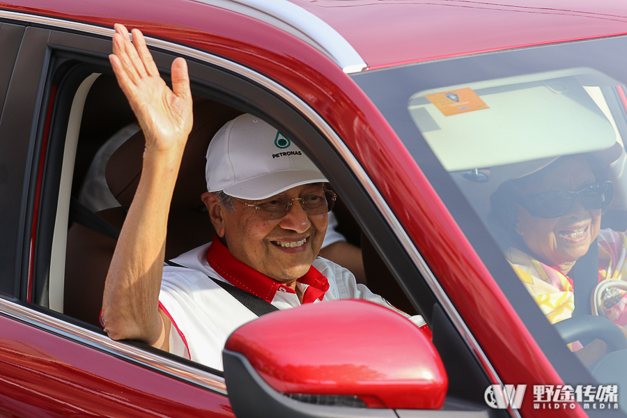 环兰卡威收官：马来西亚本土车队卫冕 首相亲临颁奖