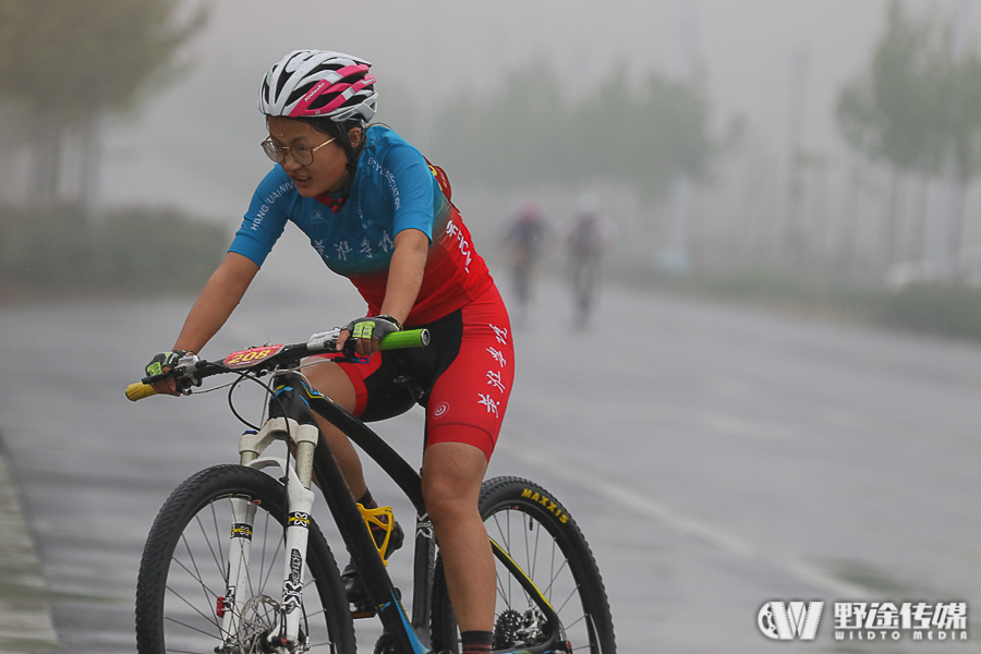 第六届大谷关国际自行车邀请赛：雨雾作伴 泥人练成记