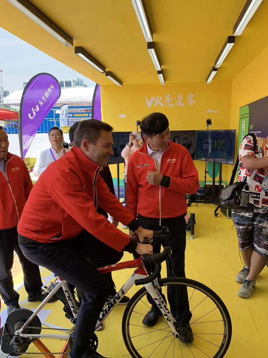 环崇明岛女子世巡赛S1：UCI主席亲临 洛伦娜揽三衫