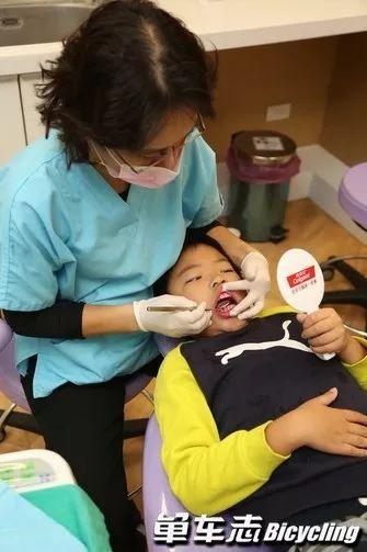 骑车摔伤牙齿怎么办？