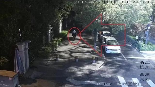 杭州一小伙偷自行车  车上印着“POLICE”  结果......