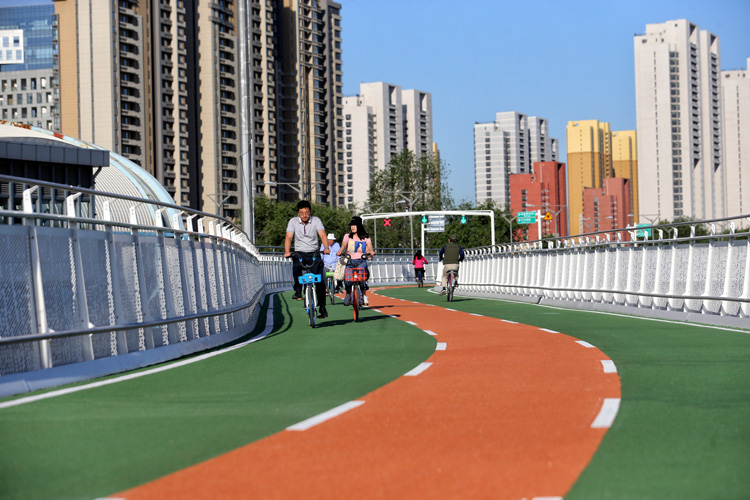 北京首条自行车专用道今日开通 出入口有助力装置
