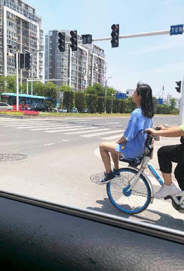 车筐内还能带人？扬州街头惊现多种“花样”骑行