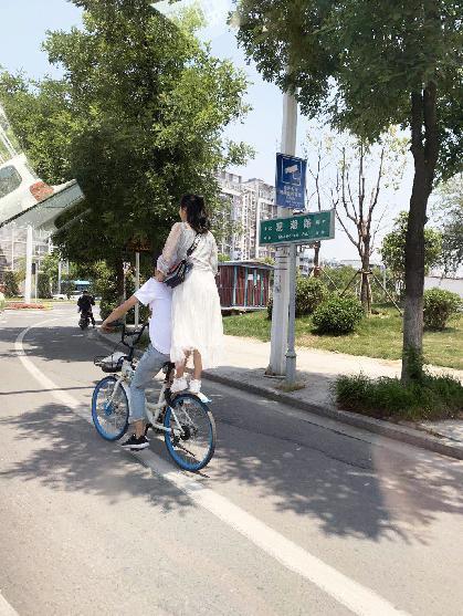 车筐内还能带人？扬州街头惊现多种“花样”骑行
