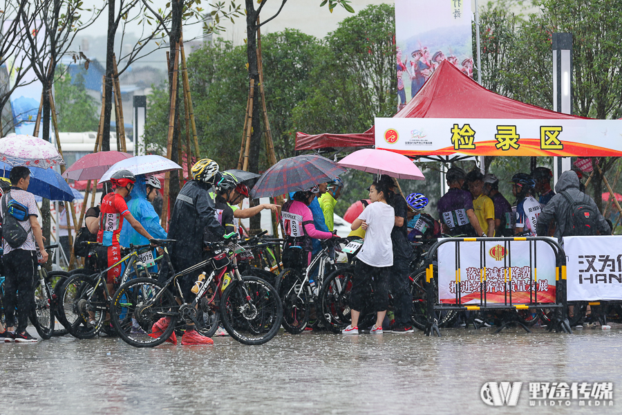 黄袍山公开挑战赛：雨战 爬坡车手与越野车手的对峙