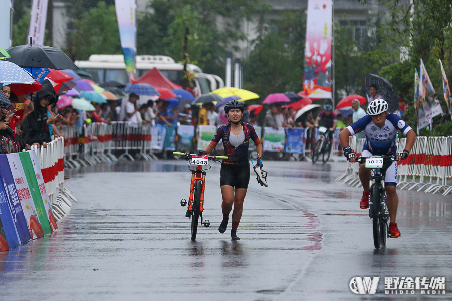 黄袍山公开挑战赛：雨战 爬坡车手与越野车手的对峙