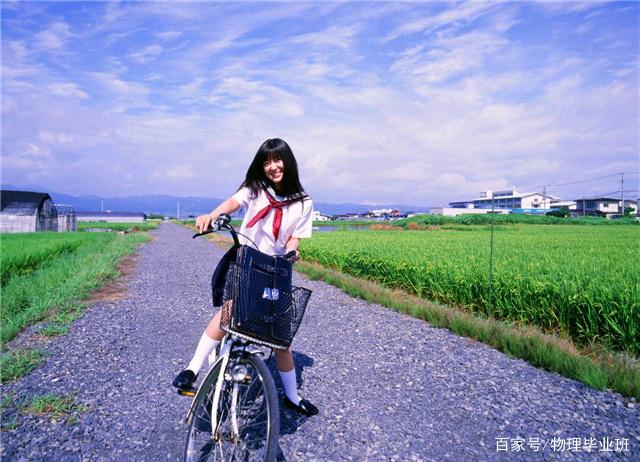 骑自行车爬坡时，沿蛇形路线骑行的物理原理是什么？