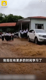 33岁缅甸青年企业家花15万美元买小黄车  送给缅甸儿童