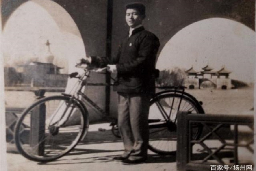 扬州旧影：推车留个影，“59年前买辆自行车，真风光”