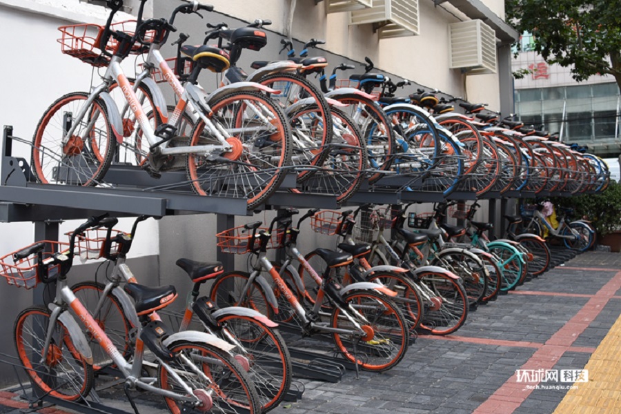 郑州街头现共享单车立体车库 可停放58辆共享单车