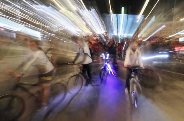 莫斯科市举行夜间单车骑行文化节